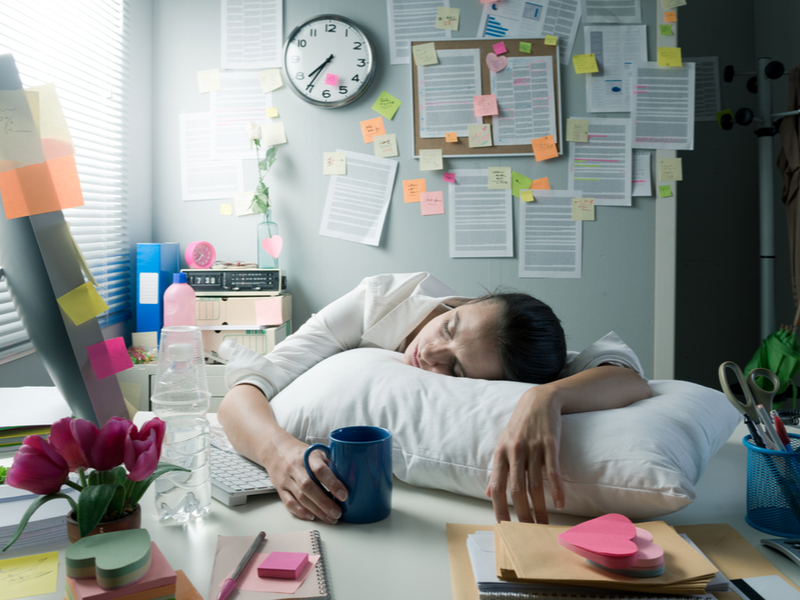 Žena zaspala za radnim stolom